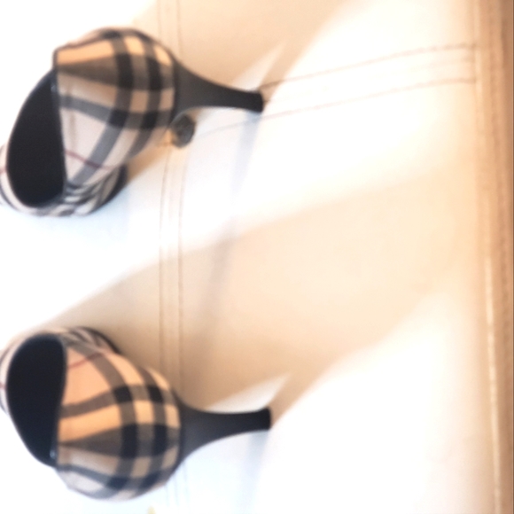 Burberry women's size 8.5 wore a few times. - Picture 2 of 8